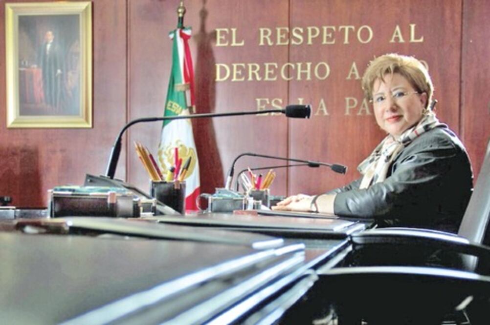 Entrega UAQ distinción a ministra