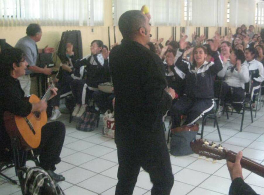 Se presentan cubanos en la Escuela Normal de SJR
