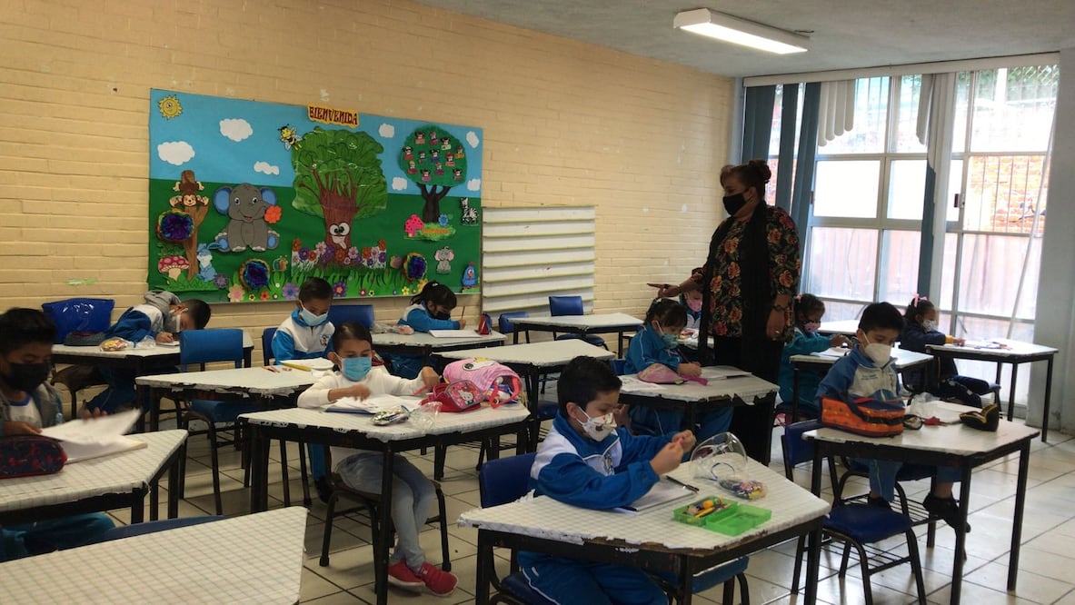 Suman 11 estados que posponen clases presenciales por ómicron