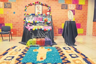Jóvenes montan altares de Día de Muertos