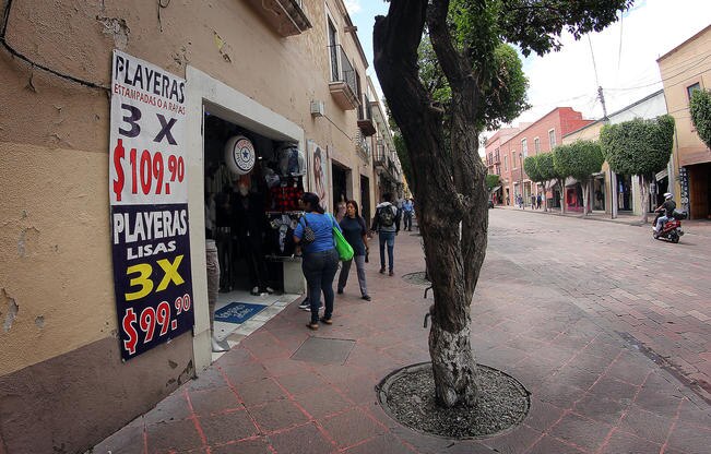 La titular de Turismo dijo que el ayuntamiento impartirá un curso a los locatarios sobre nuevas estrategias para promover sus productos (LUIS SÁNCHEZ. EL UNIVERSAL)