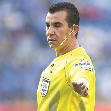 Brizio saca tarjeta roja directa