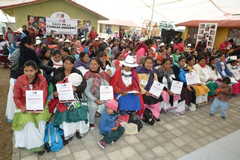 Reconocen capacitación de artesanas