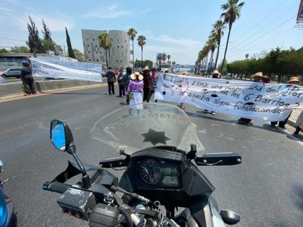 Manifestantes bloquean la avenida 5 de Febrero; demandan agua 
