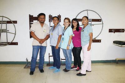 Reconoce IMSS labor de terapeutas físicos