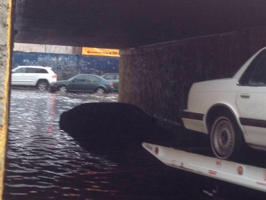 Queda varado automóvil en Puente deprimido