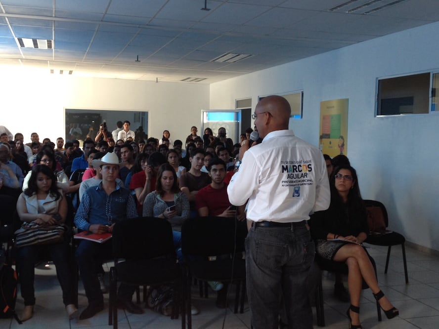 Marcos Aguilar visita UNEA y platica con ambientalistas