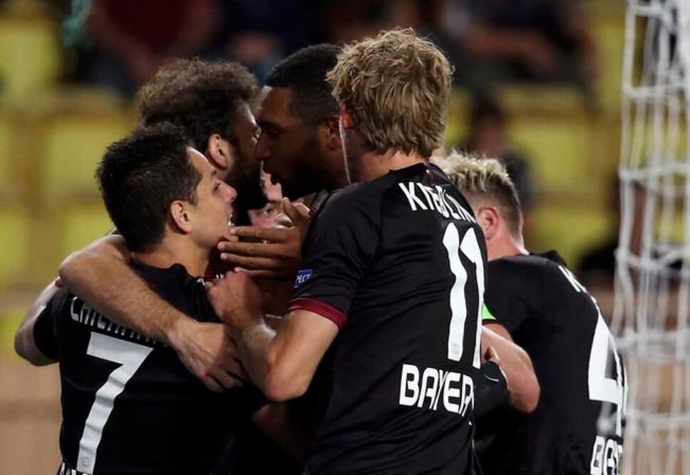 Carlos Hermosillo opina que Javier Hernández posee como sus grandes virtudes, un enorme olfato goleador, gran cabeceo y velocidad para rematar (ERIC GAILLARD. REUTERS)