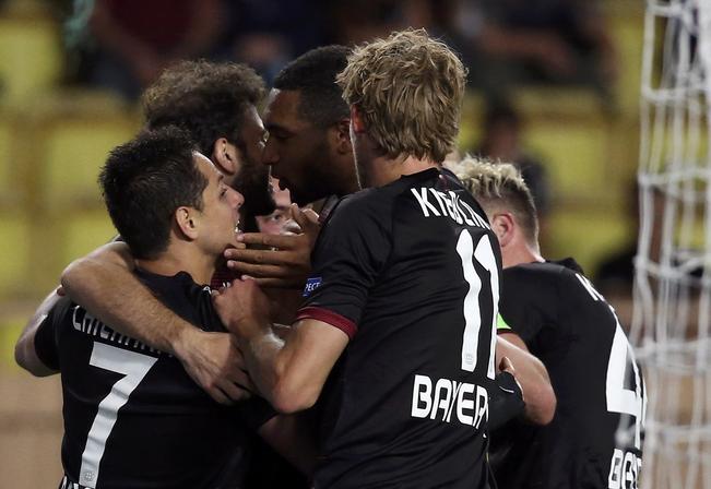 Carlos Hermosillo opina que Javier Hernández posee como sus grandes virtudes, un enorme olfato goleador, gran cabeceo y velocidad para rematar (ERIC GAILLARD. REUTERS)