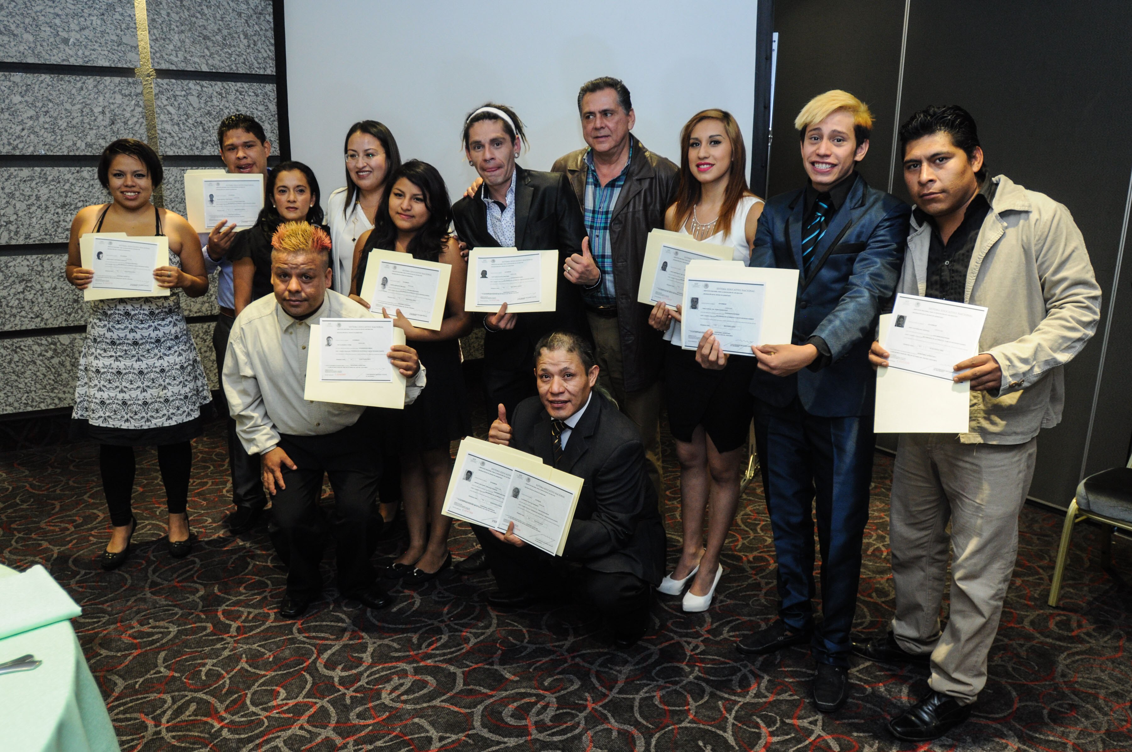 Trajeados y con vestido de gala reciben sus certificados