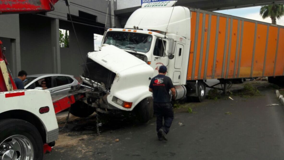 Tráiler pierde el control en Av. 5 de Febrero