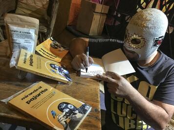 Señor Click mira al “pajarito”