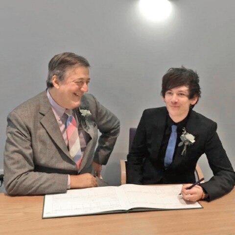 Fry tiene esposo 30 años menor