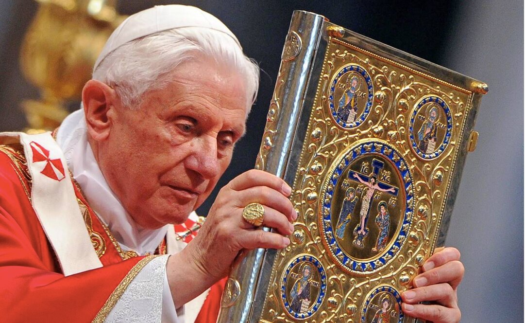 Benedicto XVI se recupera de infección en el rostro, informa su secretario