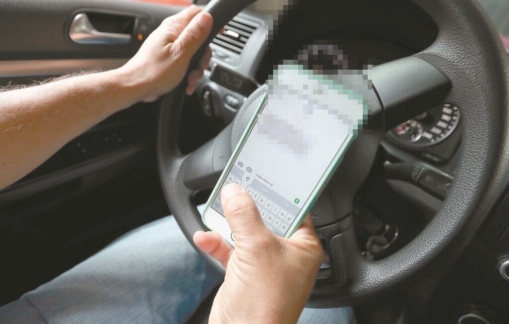 A los queretanos los multan principalmente por usar el celular mientras manejan
