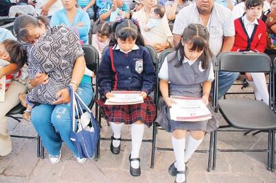 Presumen irregularidad en becas 