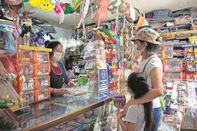 Negocios en Querétaro sobreviven de préstamos para surtir inventarios