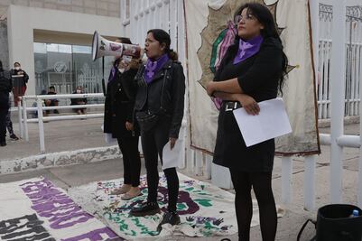 Piden "alto a la persecución política"; feministas enfrentan juicio por pintas 