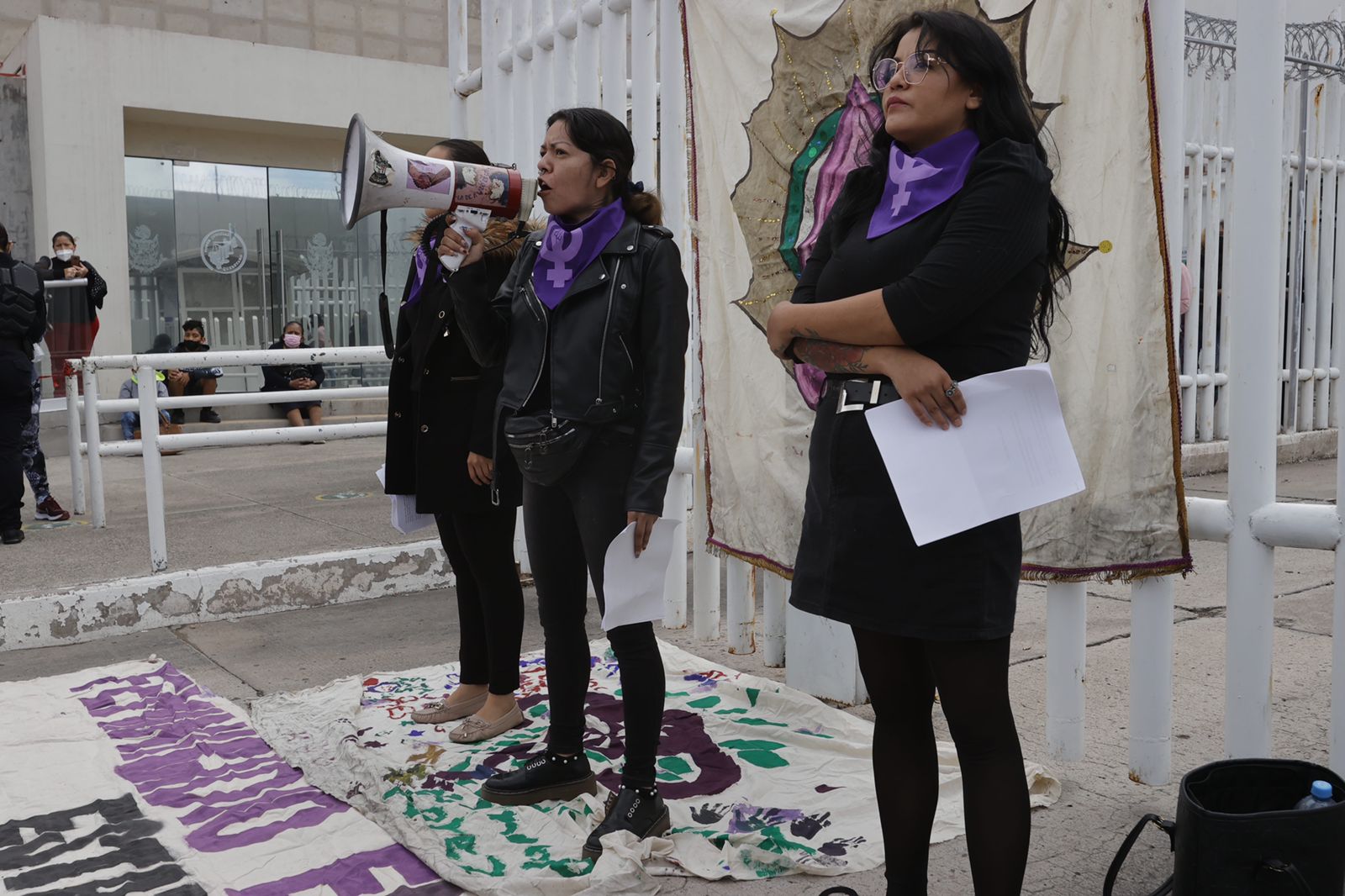 Piden "alto a la persecución política"; feministas enfrentan juicio por pintas 