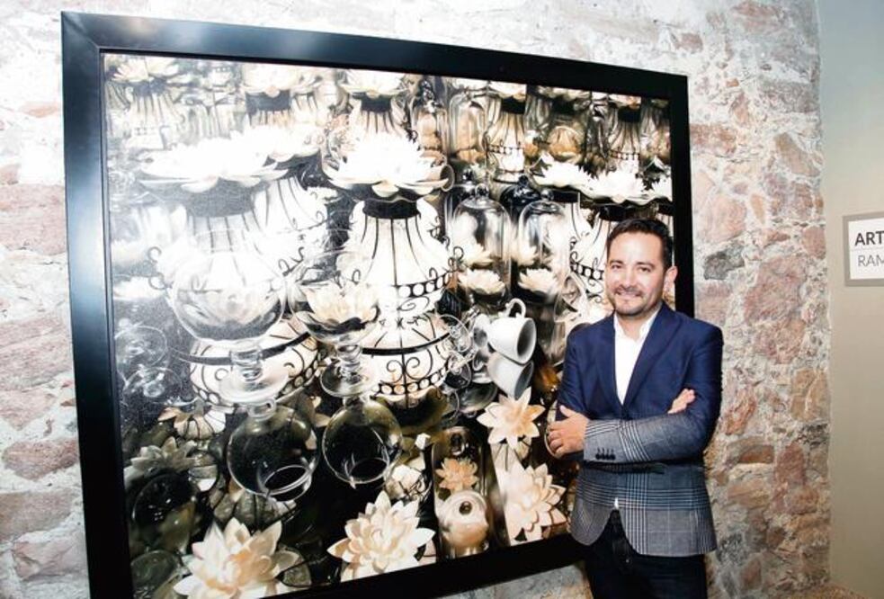 En su obra, el artista incluye flores de loto que representan una forma de resurgir ante la adversidad. (FOTOS: GUILLERMO GONZÁLEZ. EL UNIVERSAL)