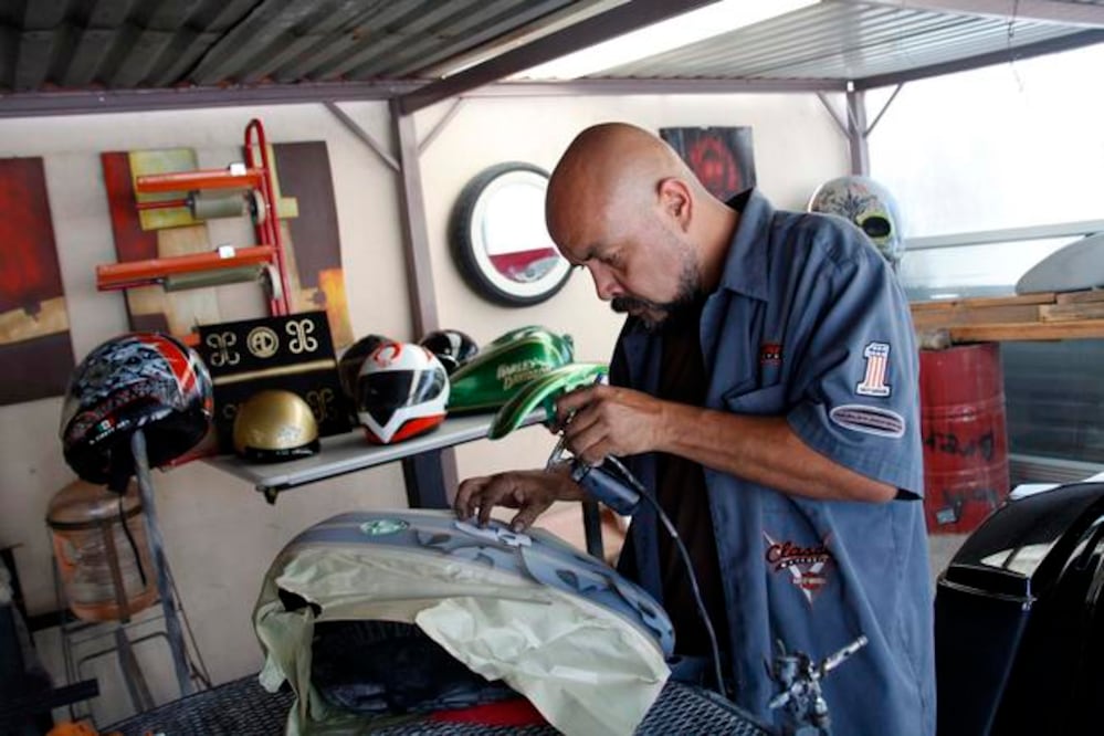 El pintor revela que acudió a las instalaciones de la empresa Harley-Davidson para pedir trabajo y le solicitaron que hiciera un diseño en un casco de motocicleta. Al ver su trabajo los directivos decidieron contratarlo. (Foto: Guillermo González)