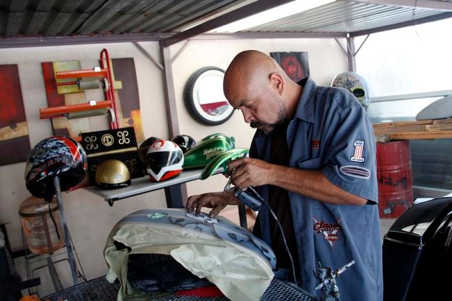El pintor revela que acudió a las instalaciones de la empresa Harley-Davidson para pedir trabajo y le solicitaron que hiciera un diseño en un casco de motocicleta. Al ver su trabajo los directivos decidieron contratarlo. (Foto: Guillermo González)