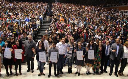 Reportan fallas en cobro de "Tu beca"