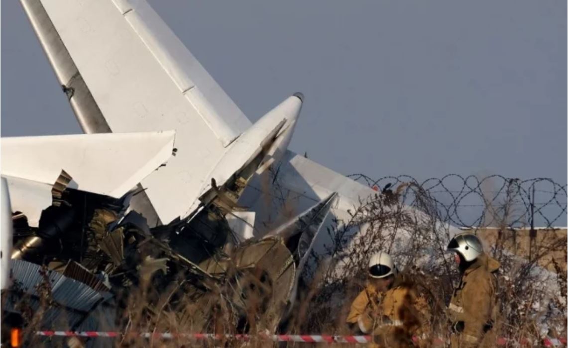 Al menos 15 muertos y 66 heridos deja avión accidentado en Kazajistán