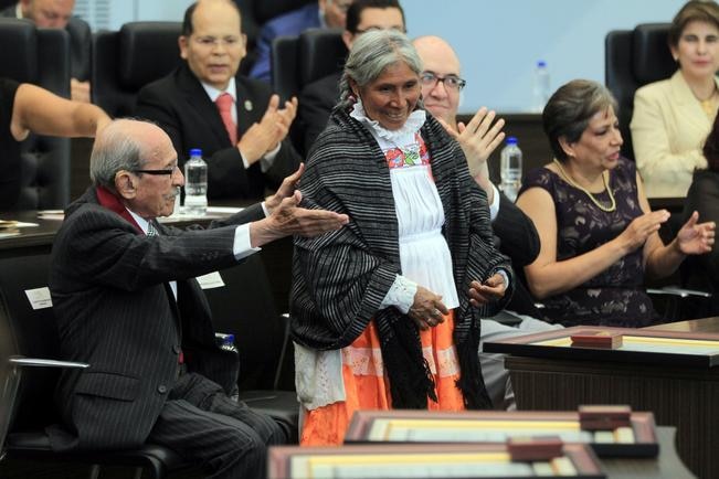 Reciben galardón y alzan la voz