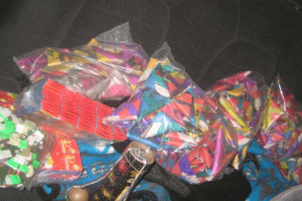 Aseguran a sujeto que transportaba cohetes