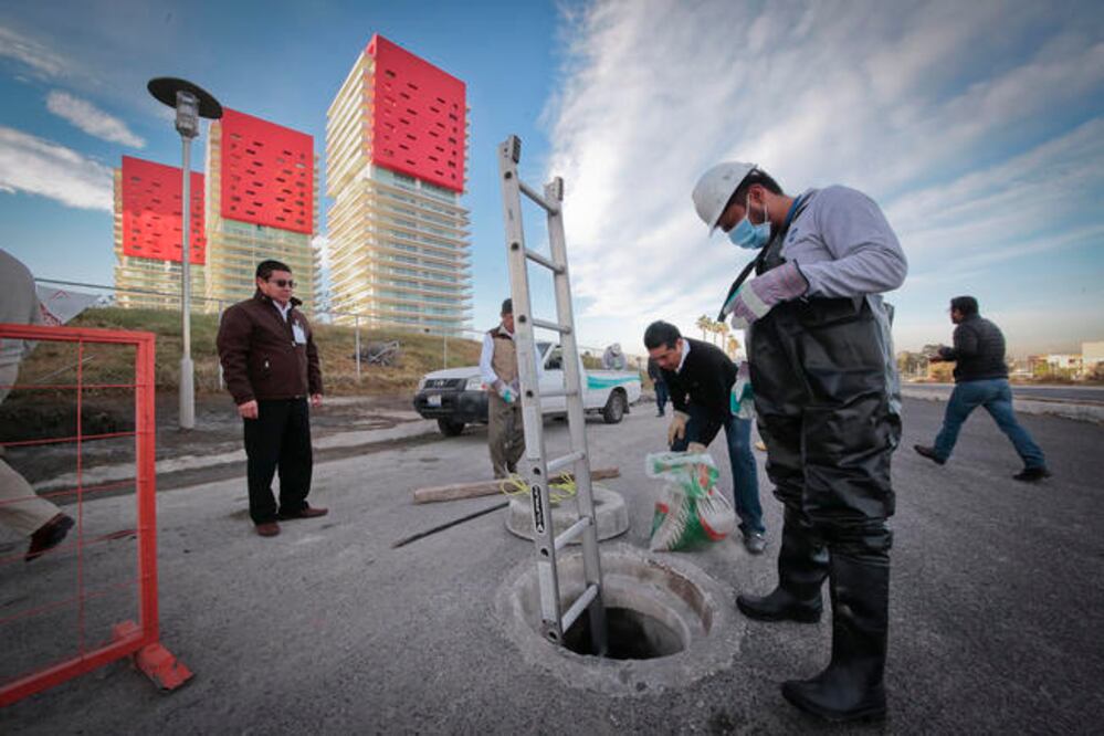 Los trabajos de clausura y bloqueo del drenaje en el complejo inmobiliario se llevaron a cabo sin contratiempos ni incidencias,y fueron supervisados por funcionarios de la CEA (VICTOR PICHARDO. EL UNIVERSAL)