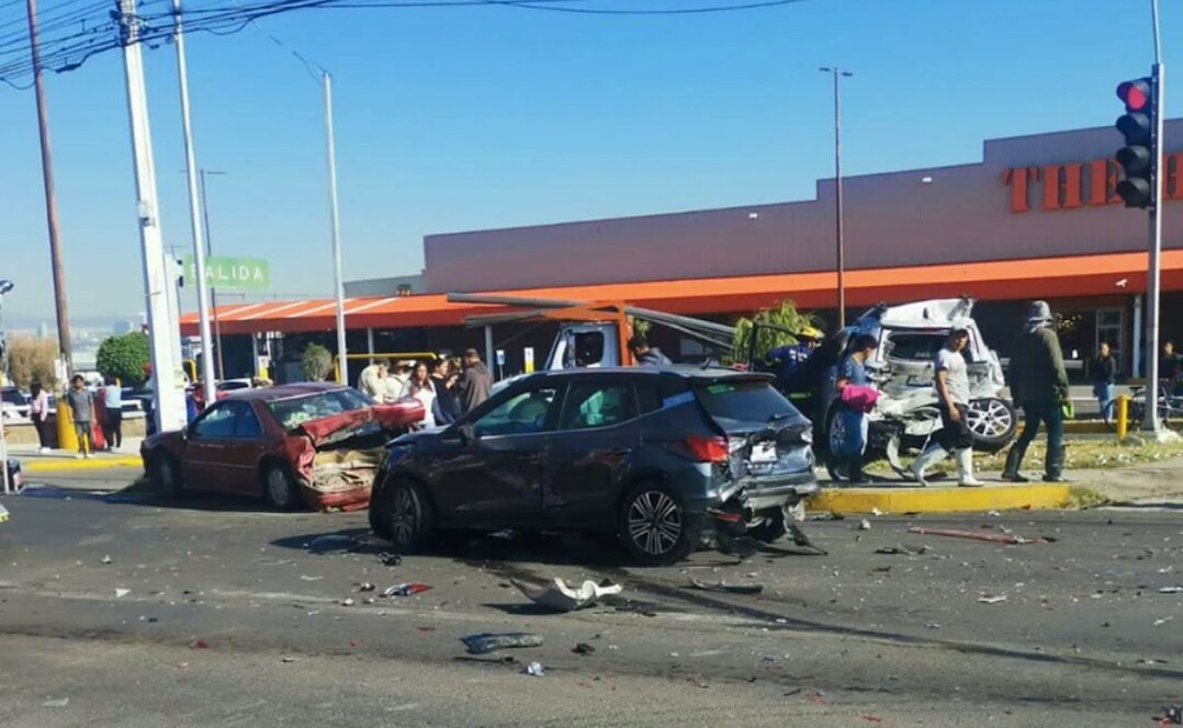 Video. Autobús se queda sin frenos y se lleva a siete vehículos en Querétaro