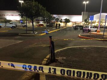 Asesinan a una persona en plaza comercial