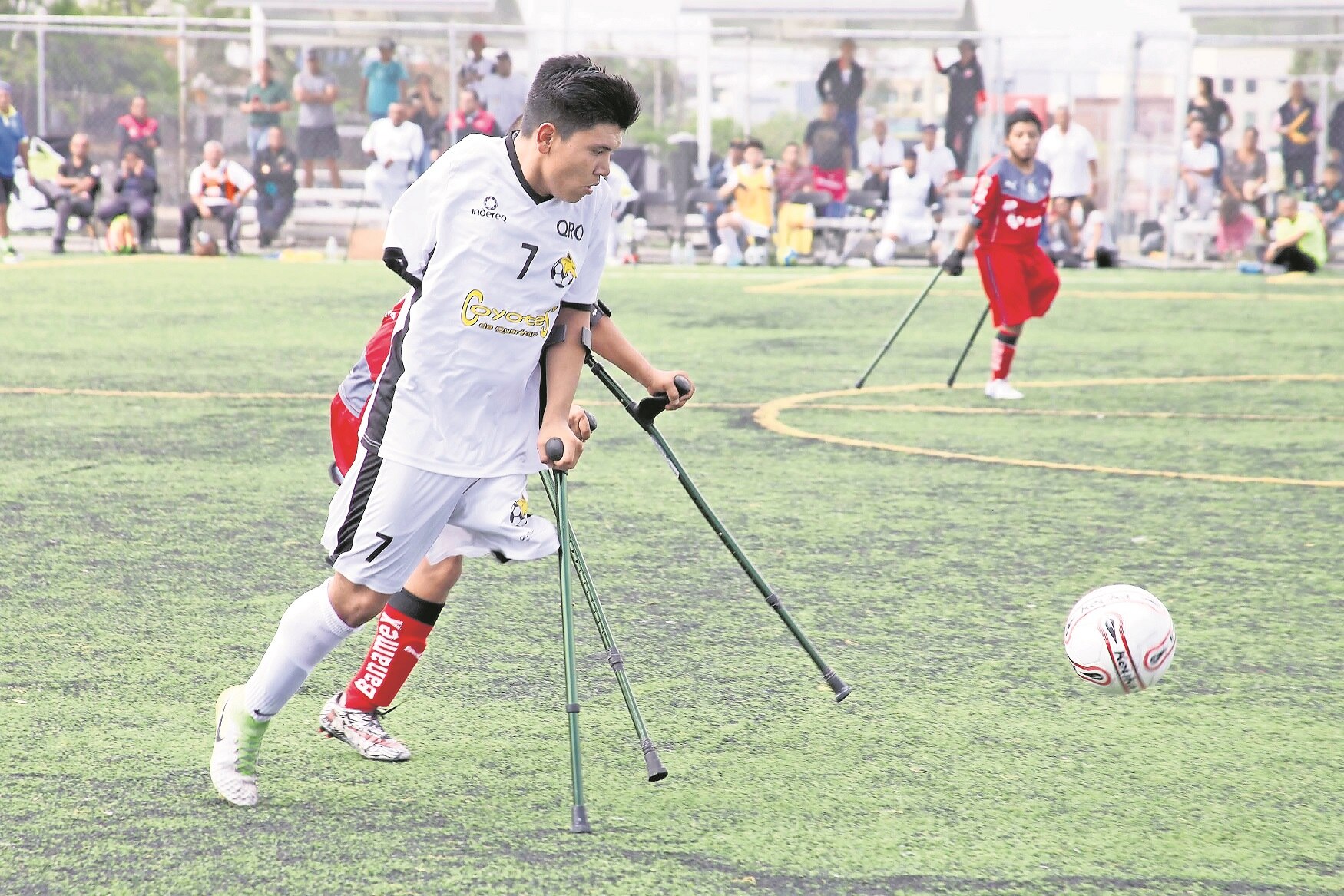 El futbol, actividad con la que Iván supera su discapacidad