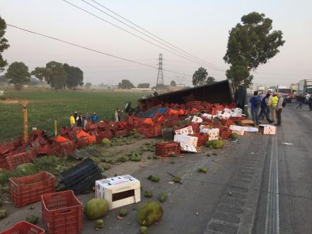 Trailer volcado bloquea autopista Querétaro-México