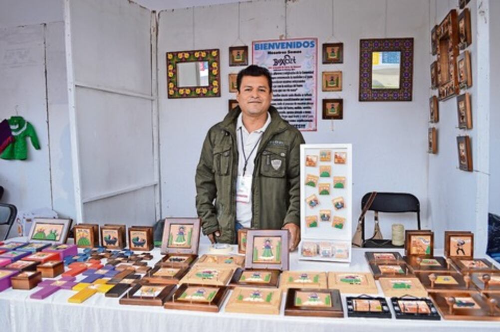 Artesanos crean cuadros de barro