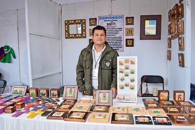 Artesanos crean cuadros de barro