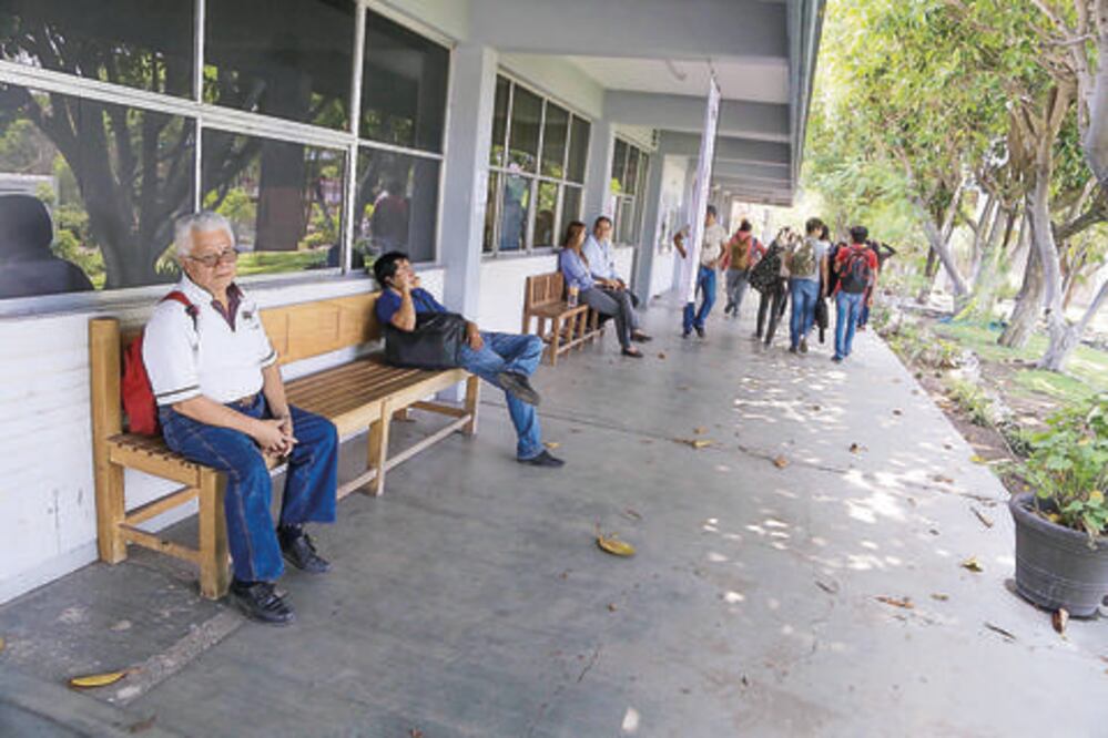 Analiza UAQ cambiar nombre a licenciatura