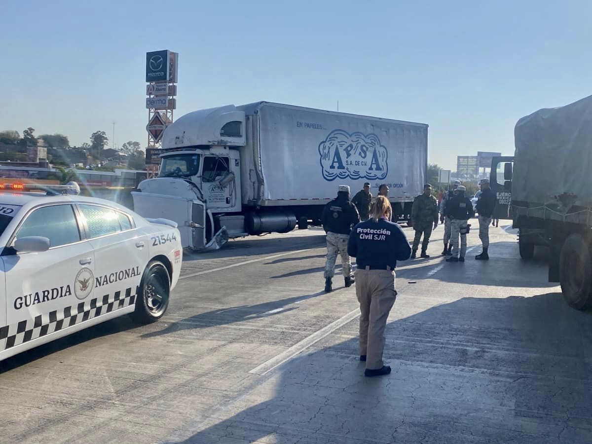 Camión impacta a vehículo de la Sedena en la autopista México-Querétaro; hay cierre a la circulación 