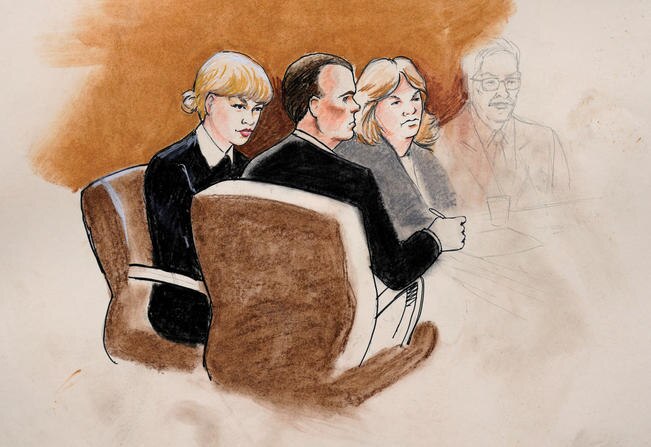 Boceto de la cantante y sus abogados en el Tribunal Federal de Denver durante su juicio (JEFF KANDYBA. REUTERS)