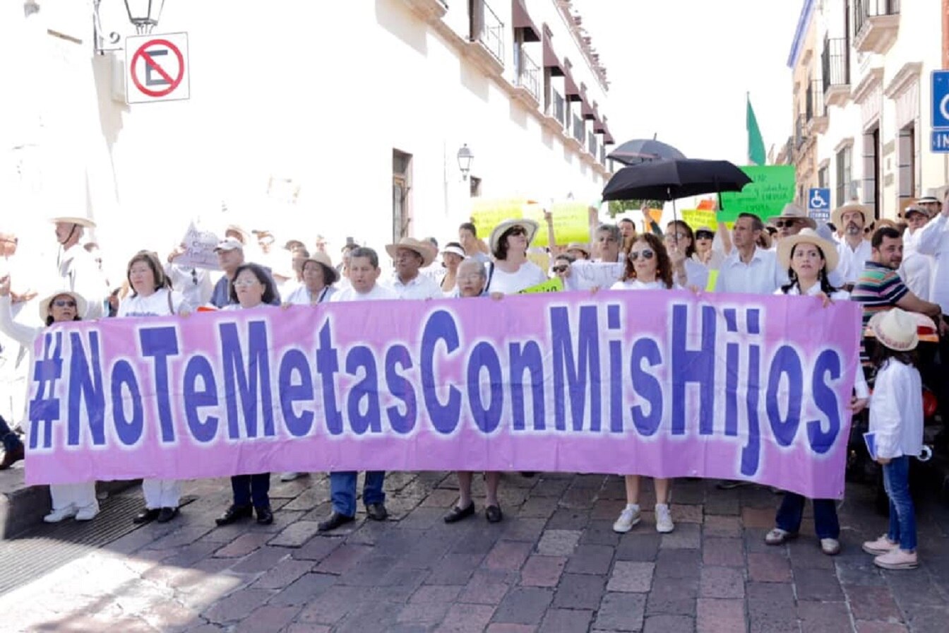 Realizan protesta contra políticas de AMLO