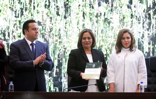 La magistrada presidenta del Tribunal Superior de Justicia (TSJ), Consuelo Rosillo Garfias (a la derecha), hizo entrega de su segundo informe de actividades ante el pleno del Congreso estatal (LUIS SÁNCHEZ. EL UNIVERSAL)