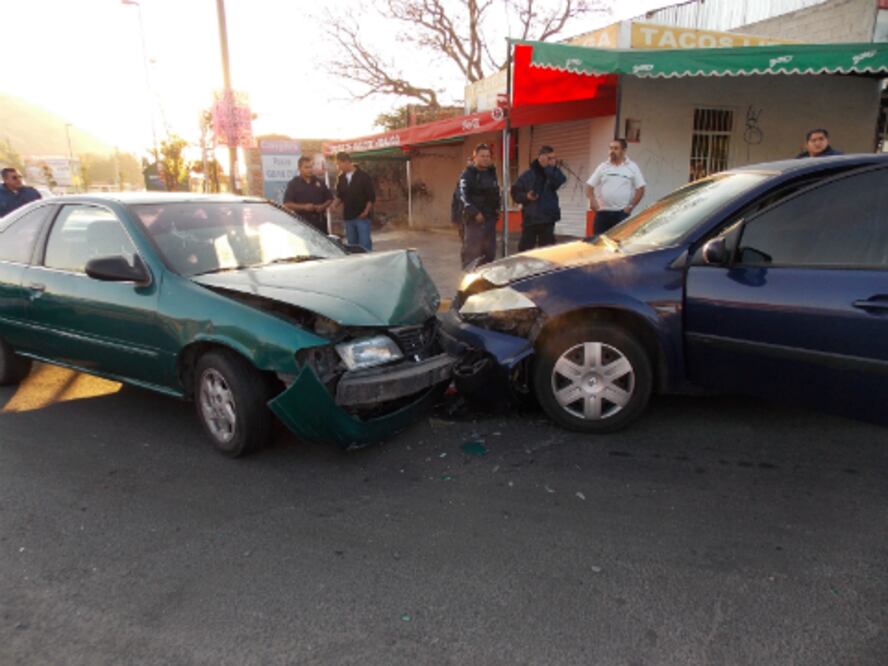 Ebrio conductor choca  en El Pueblito