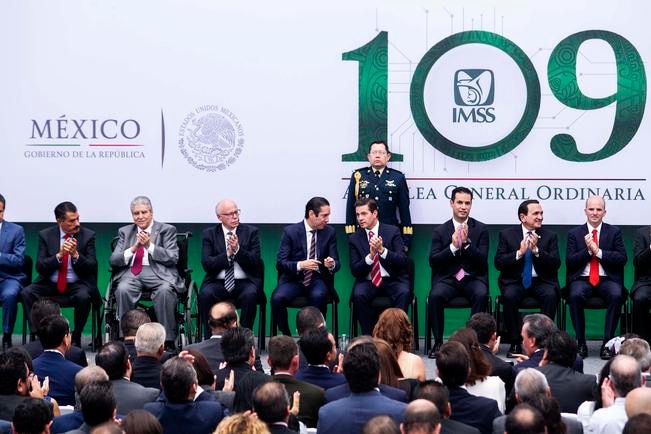 EPN elogia al IMSS por 75 años; presumen número de afiliados