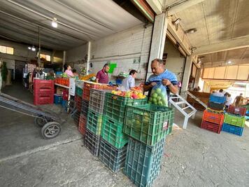 Como si no hubiera Covid-19; la vida sigue en el Mercado de Abastos