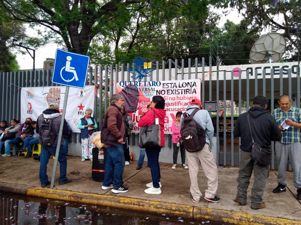 Maestros cesados exigen su reinstalación