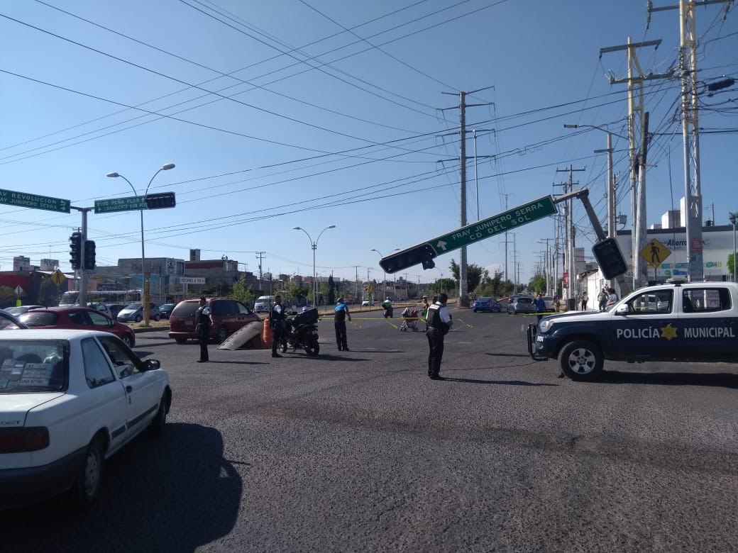 Reparan semáforos en avenida de la Luz