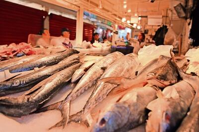 Estudian producto de  expendios de pescado