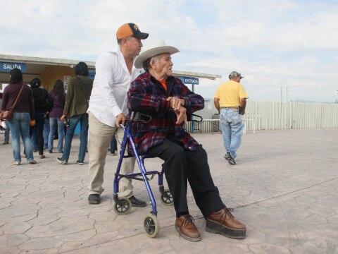 Hay 'coyotes' de adultos mayores