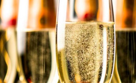 La singular reacción química que hace que el champán tenga burbujas